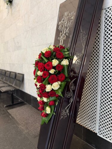 Венок на могилу/гроб из живых цветов №44 в Санкт-Петербурге